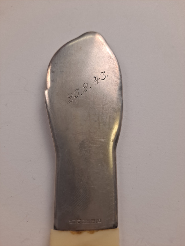 Hopeinen Paperiveitsi