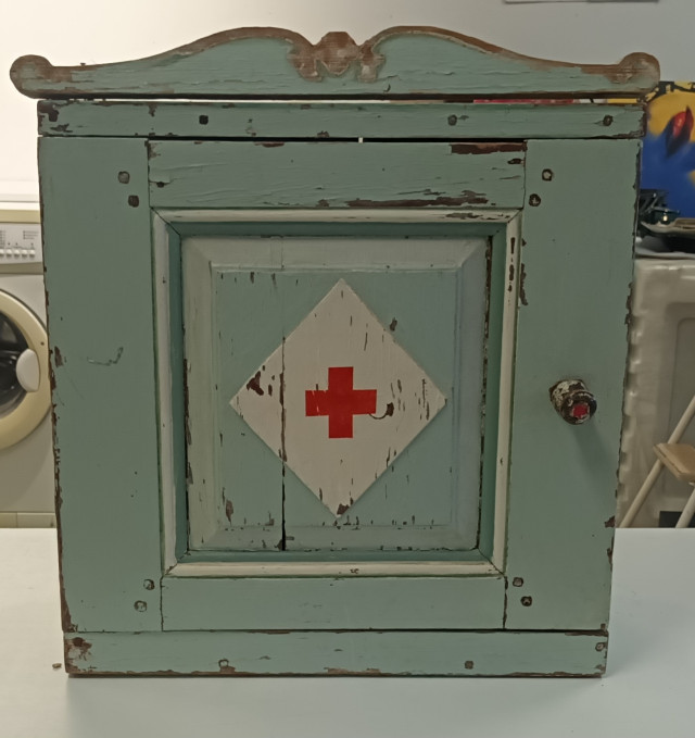 Vanha lääkekaappi v.1864