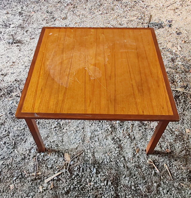Teak pöytä.