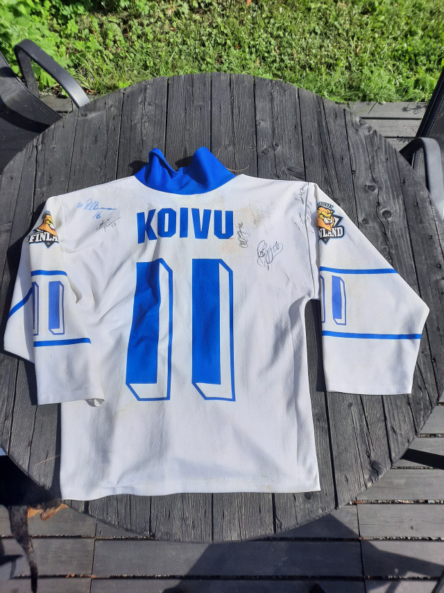 Fanipaita Koivu useita nimikirjoituksia