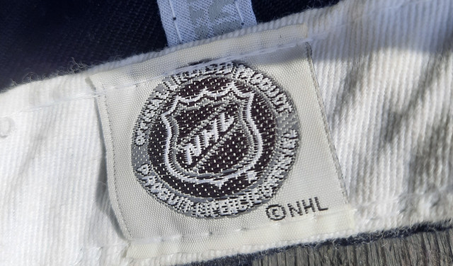 Lippalakki Antti Niemi signeerattu Stanley Cup 2010