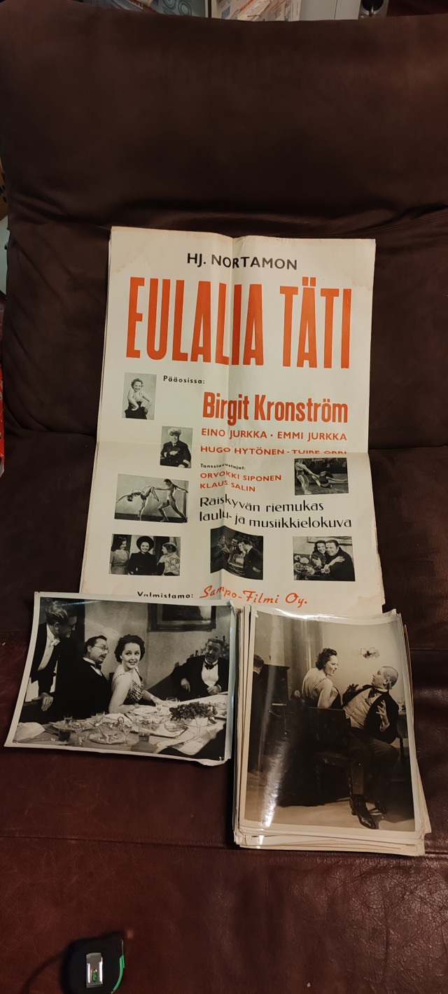 Elokuva aiheisia julisteita ja valokuvia