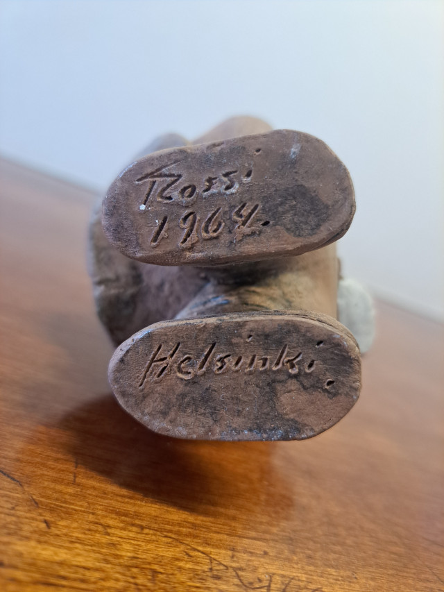 Taidekeramiikkaa signeerauksella