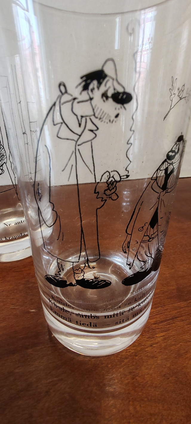 Kari Suomalaisen karikatyyri lasikokoelma. Nuutajärvi