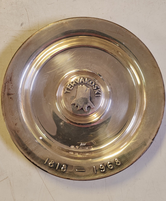 Tapio Wirkkalan signeerama hopeinen tuhkakuppi. .