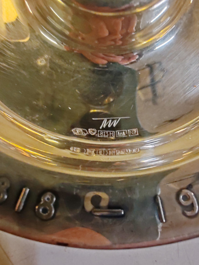 Tapio Wirkkalan signeerama hopeinen tuhkakuppi. .