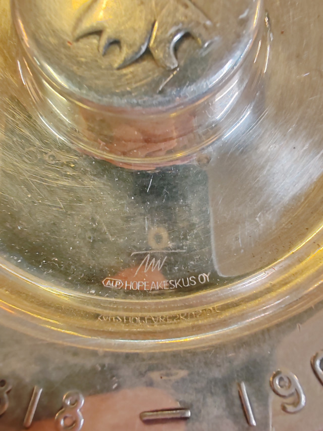 Tapio Wirkkalan signeerauksella oleva alpakka tuhkakuppi.