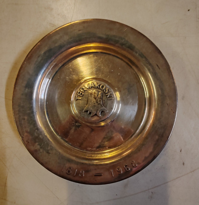 Tapio Wirkkalan signeerauksella oleva alpakka tuhkakuppi.