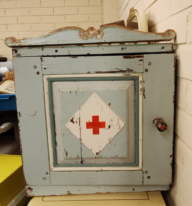 Lääkekaappi 1920 luvuöta