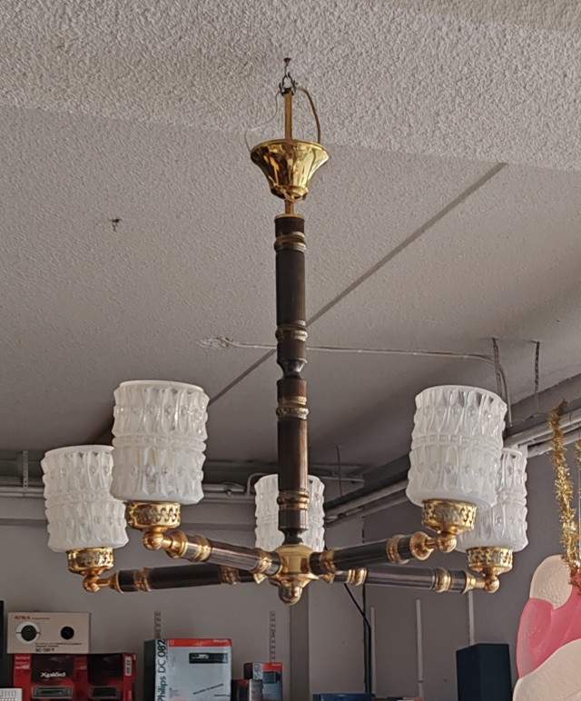 Messinkinen valaisin. Halkaisija 70cm ja korkeus 70cm