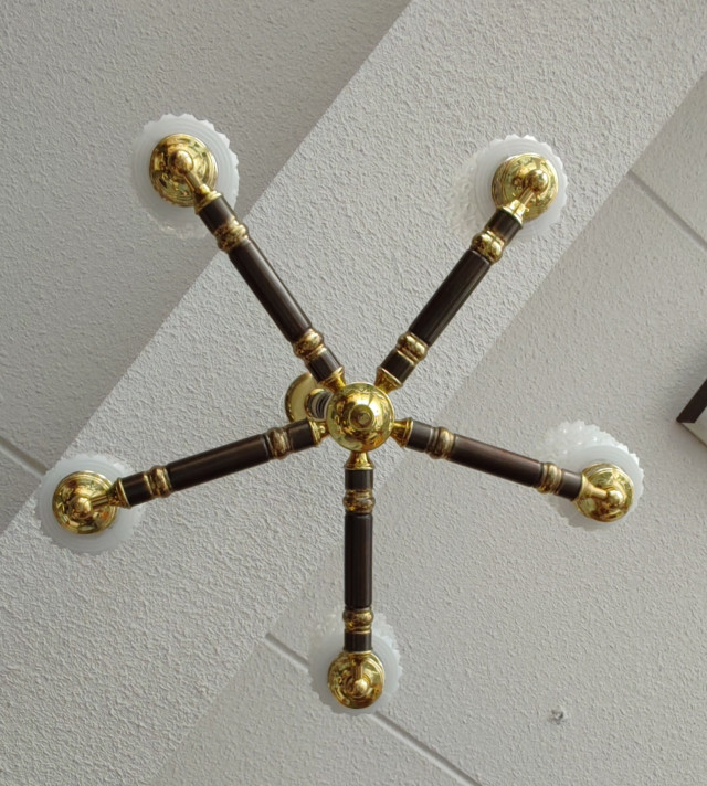 Messinkinen valaisin. Halkaisija 70cm ja korkeus 70cm