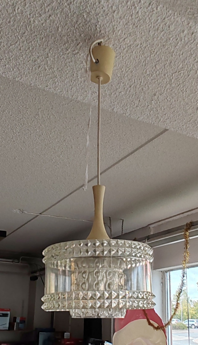 Kattovalaisin lasia ja muovia. Halkaisija 25cm.