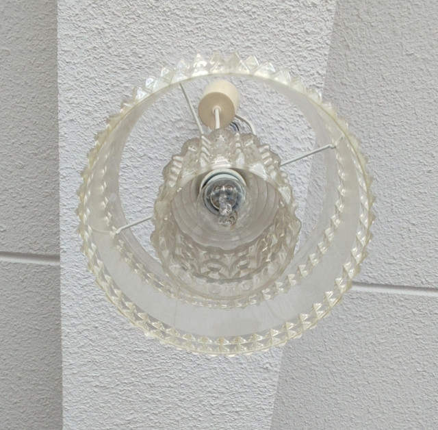 Kattovalaisin lasia ja muovia. Halkaisija 25cm.