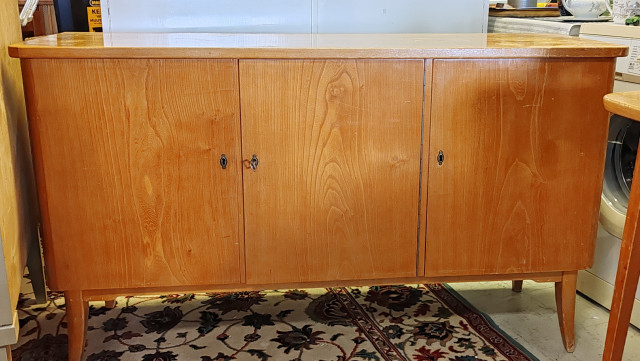 Sänkki 1950. Mitat lev. 140cm, kork. 82cm, syvyys 45 cm