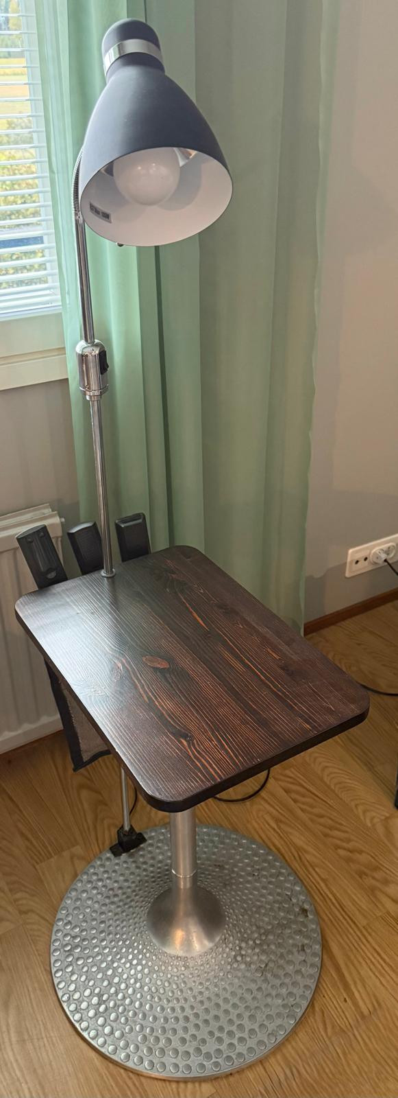 Pöytä ja valaisin yhdistelmä.