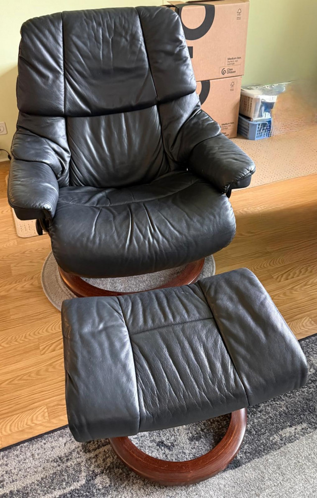 Nojatuoli ja rahi nahkaa.