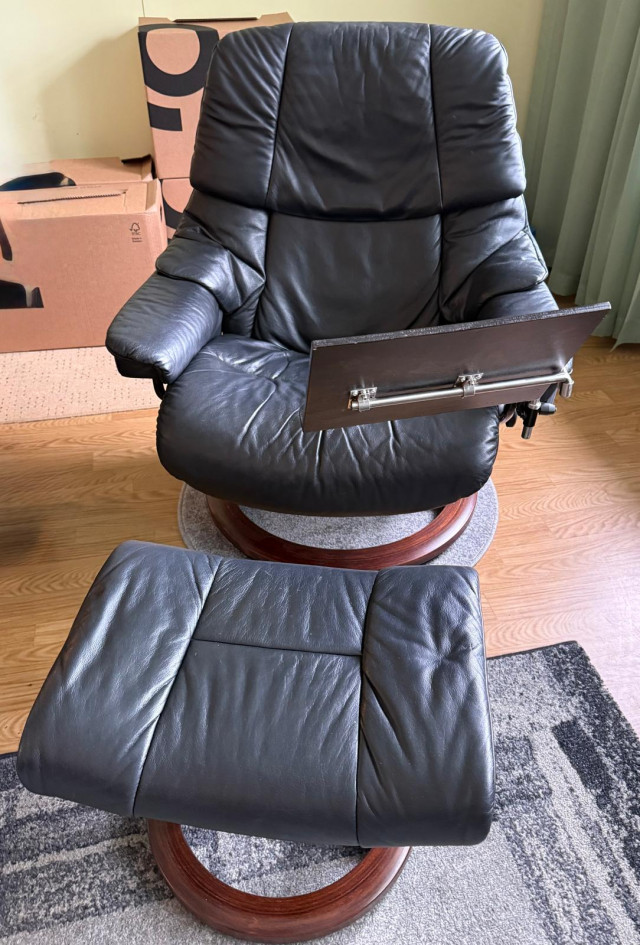 Nojatuoli ja rahi nahkaa.