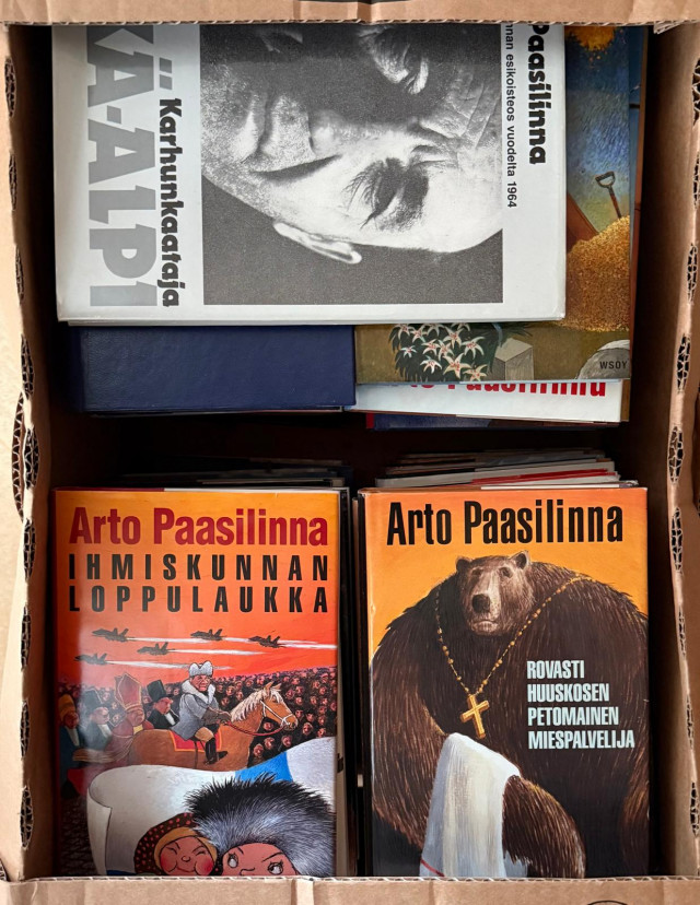 Laatikollinen Arto Paasilinnan kirjallisuutta.