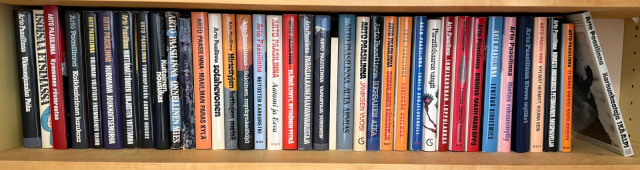 Laatikollinen Arto Paasilinnan kirjallisuutta.