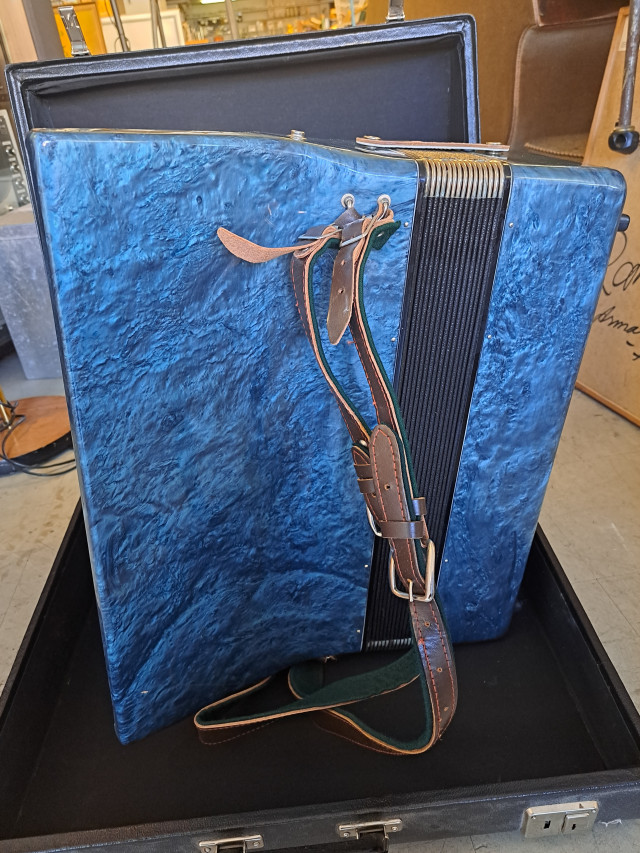 Venäläinen pianoharmonikka+laukku