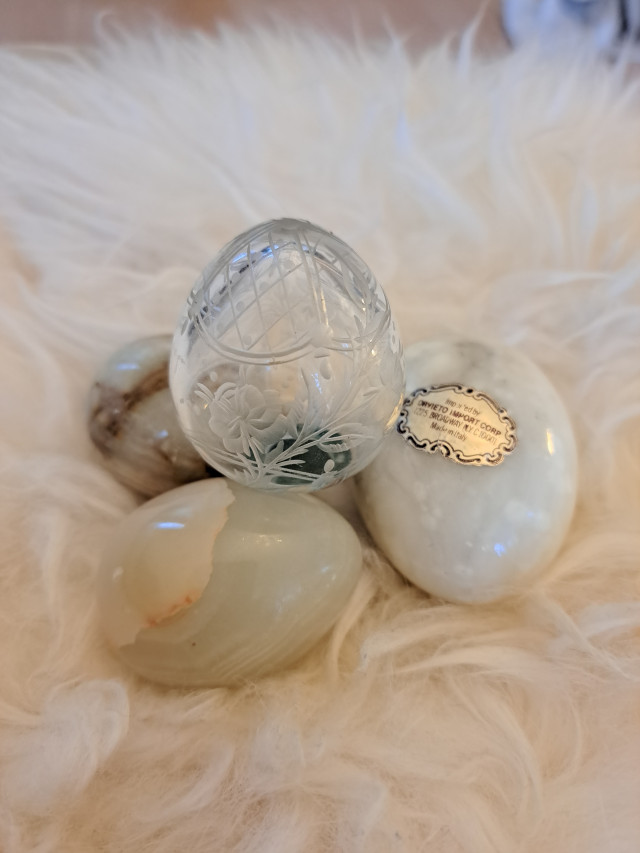 Kivimunat ja kristallimuna "Faberge modern"