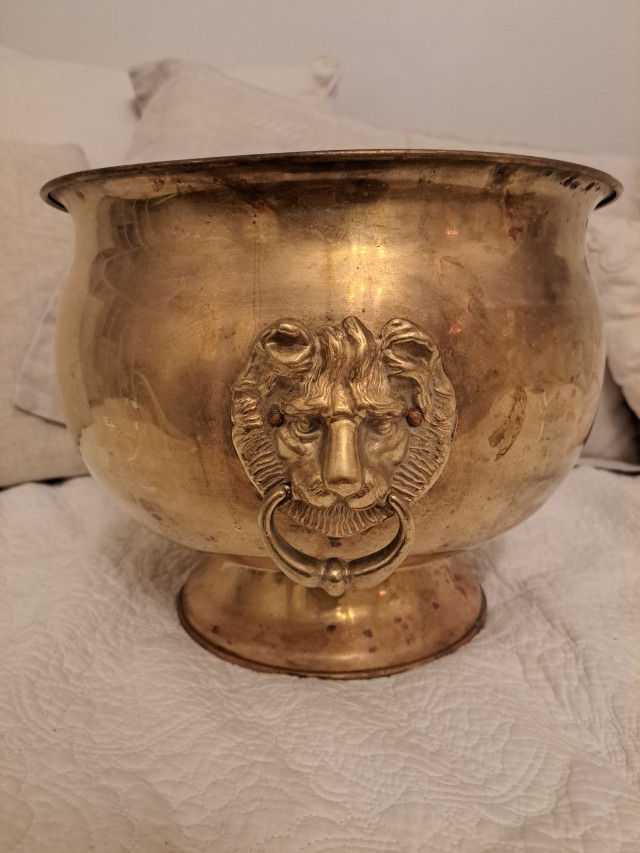 Iso messinkinen astia leijonamaskaroneilla, korkeus 23cm halkaisija 29cm