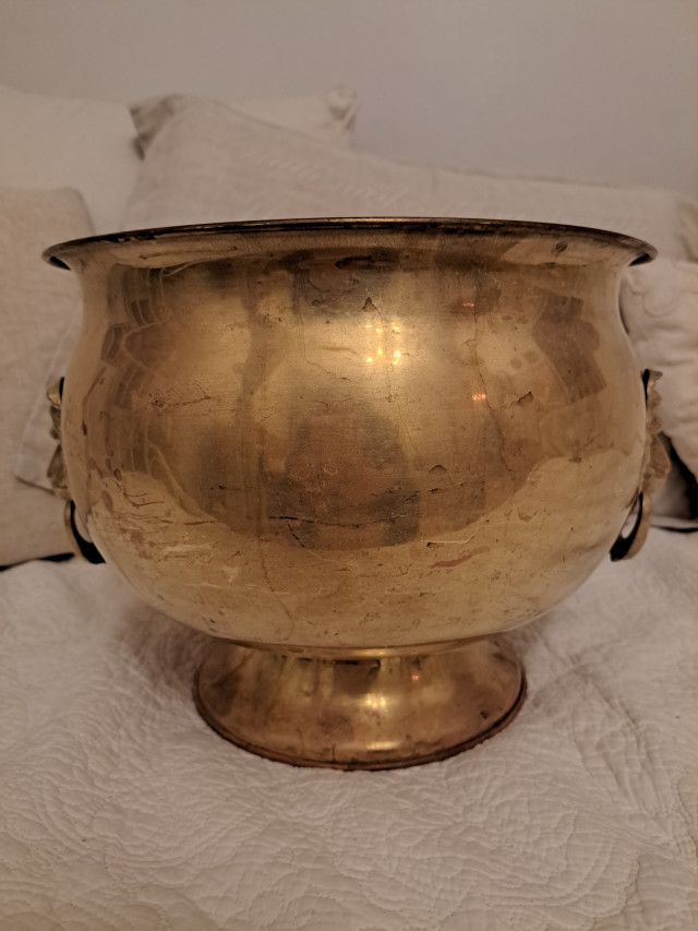 Iso messinkinen astia leijonamaskaroneilla, korkeus 23cm halkaisija 29cm