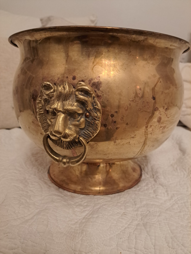 Iso messinkinen astia leijonamaskaroneilla, korkeus 23cm halkaisija 29cm