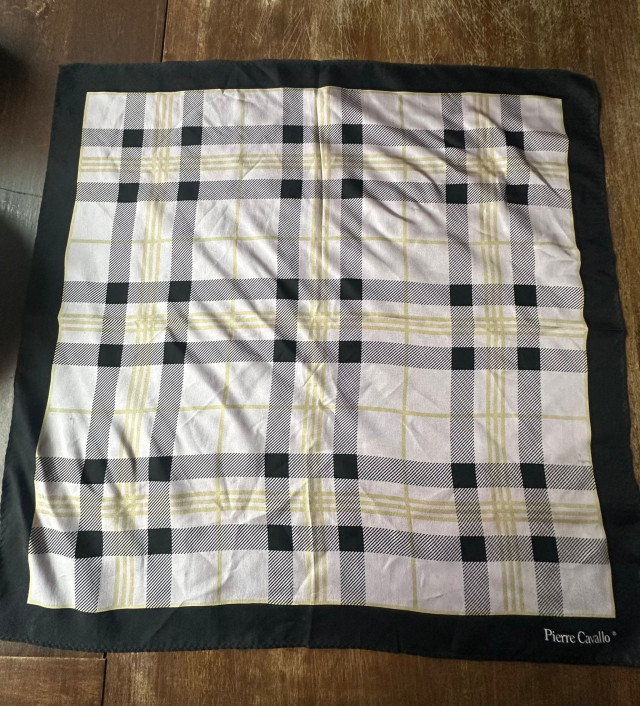 Huivi Pierre Cavillo silkkiä
