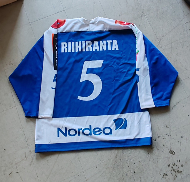 Hexi Riihirannan käyttämä pelipaita alumnipelissä.