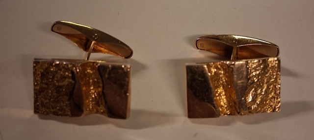 Kultaiset kalvosinnapit 14K paino 5g