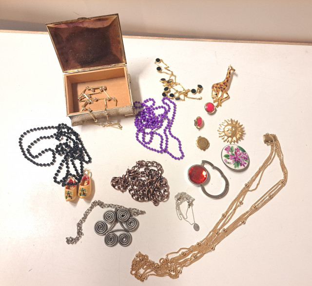 Japanilainen korurasia+koruja