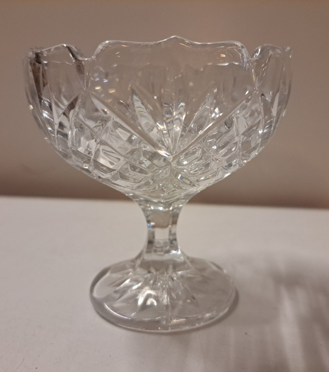 Pieni jalallinen kristalliastia