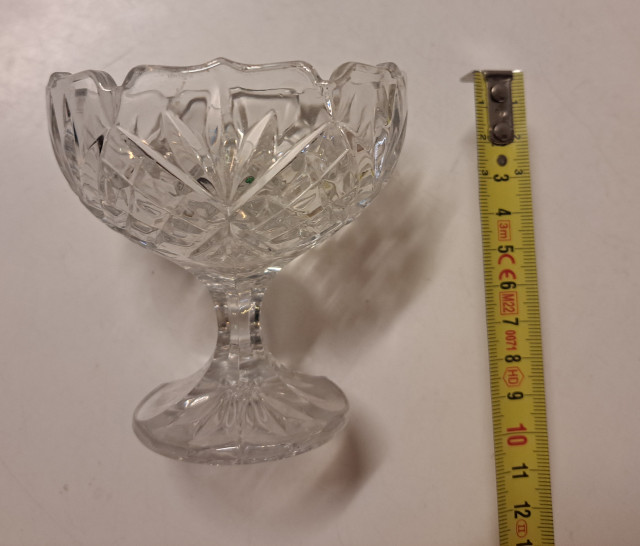 Pieni jalallinen kristalliastia