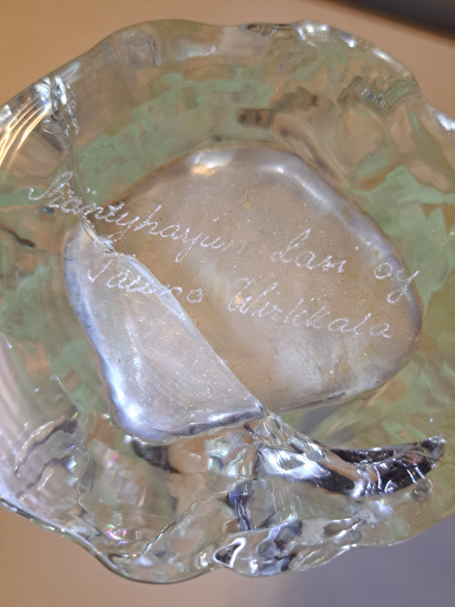 Maljakko signeerauksella Tauno Wirkkala