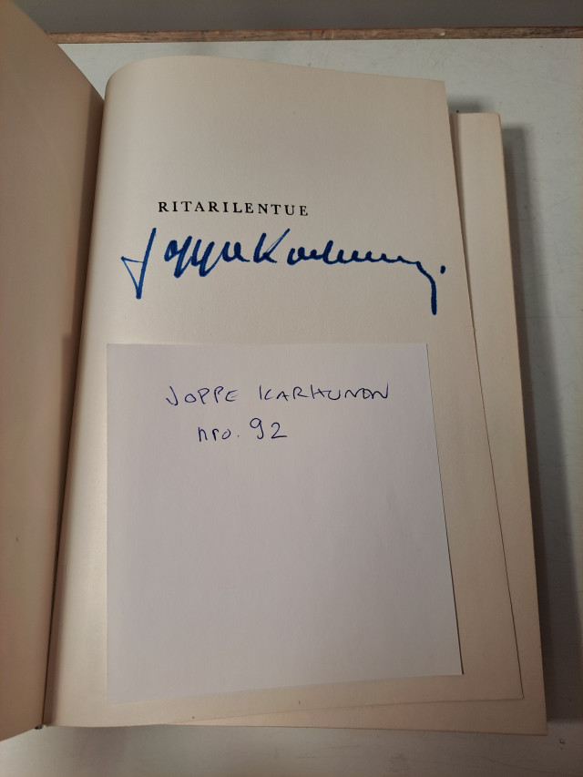 Ritarilentue kirja, kirjailijan omalla signeerauksella Joppe Karhunen(Mannerheim Ristin saaja)