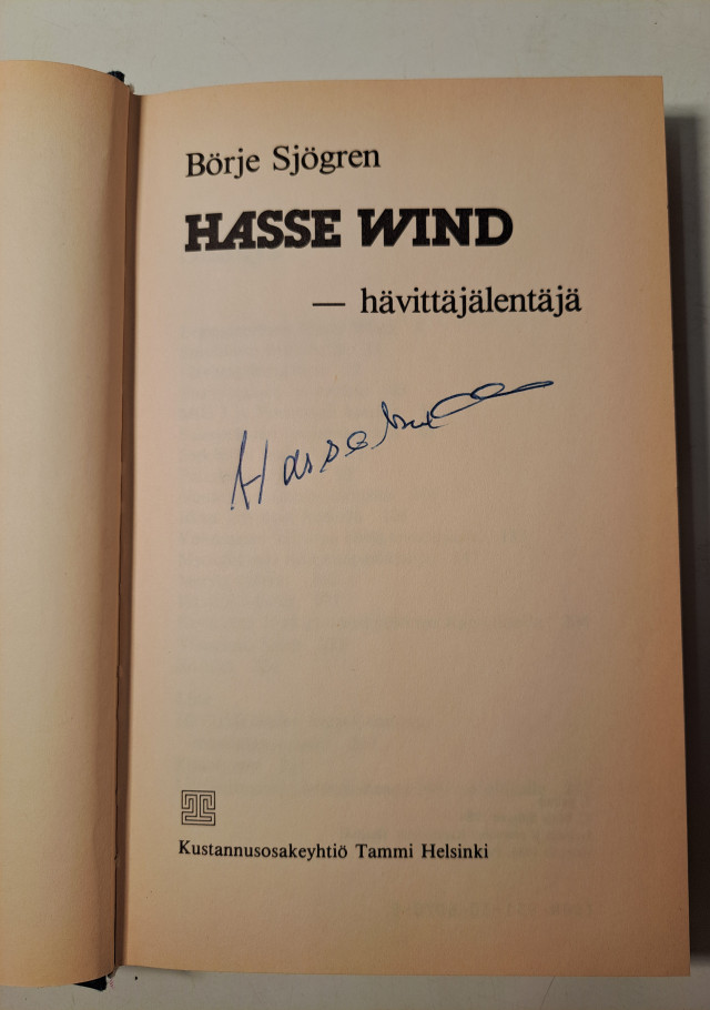 Hävittäjälentäjä Hasse Wind kirja signeerauksella