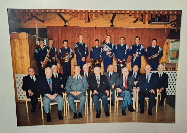 Kuva MANNERHEIM-RISTIN RITAREISTA sekä nimikirjoitukset