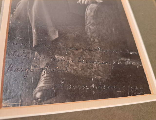 MANNERHEIM valokuvataulu, Mannerheimin omalla nimikirjoituksella ja saatetekstillä