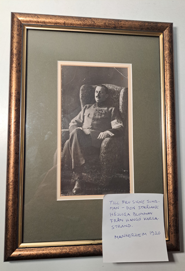 MANNERHEIM valokuvataulu, Mannerheimin omalla nimikirjoituksella ja saatetekstillä