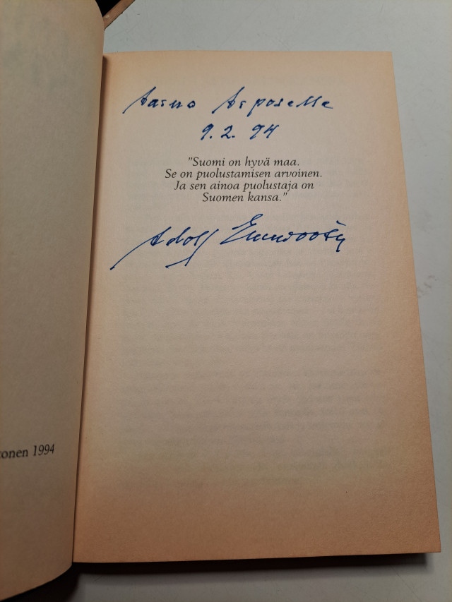 Kenraalin Testamentti Adolf Ehnrorooth-kirja signeerauksella