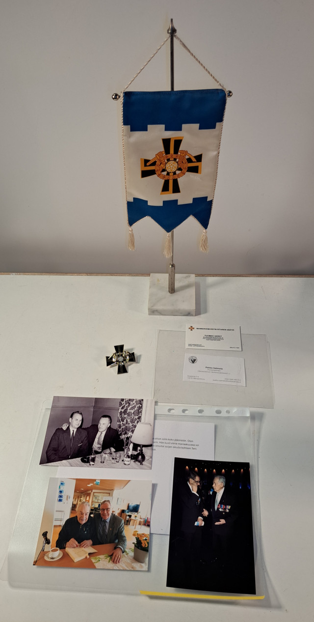 Viirin saanut Mannerheimin Ristin ritari Unto Oksala, ritari Tuomas Gerdtin nimikirjoitus takana + muuta oheismateriaalia