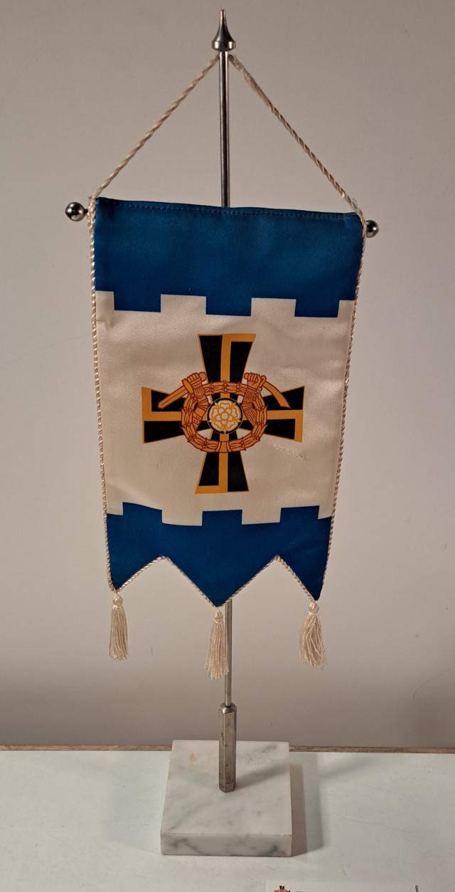 Viirin saanut Mannerheimin Ristin ritari Unto Oksala, ritari Tuomas Gerdtin nimikirjoitus takana + muuta oheismateriaalia