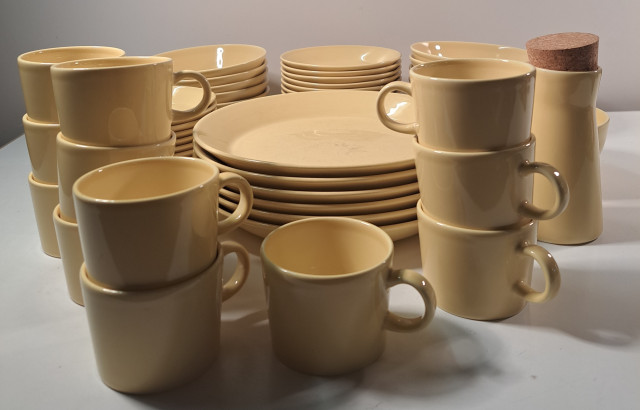 Suuri määrä Arabian Teema-astiastoa