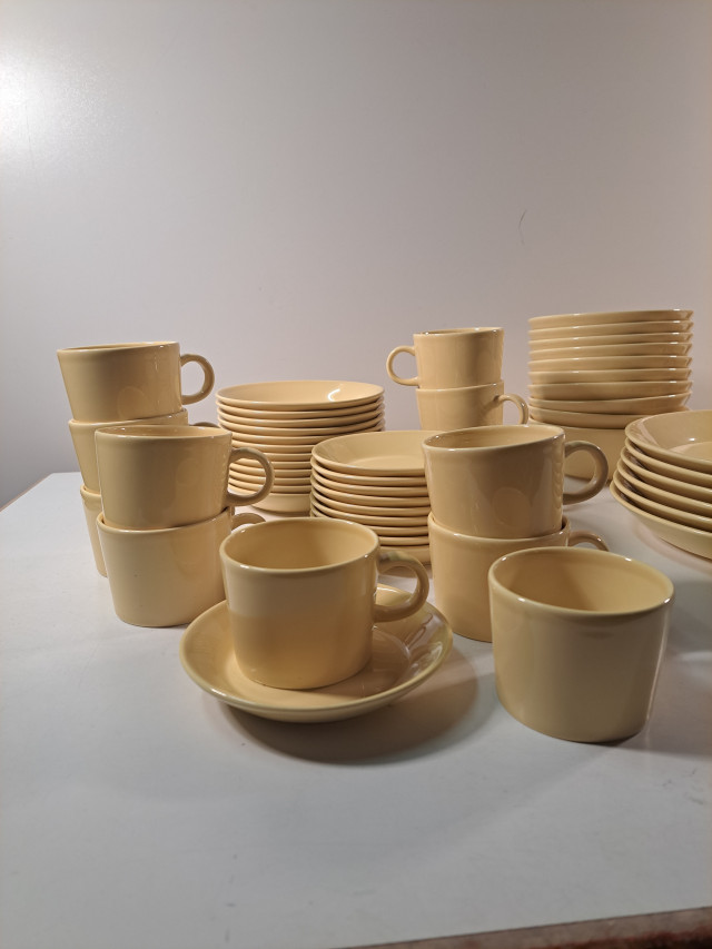 Suuri määrä Arabian Teema-astiastoa