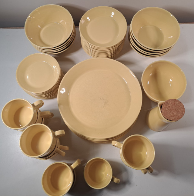 Suuri määrä Arabian Teema-astiastoa