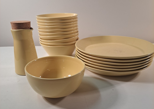 Suuri määrä Arabian Teema-astiastoa