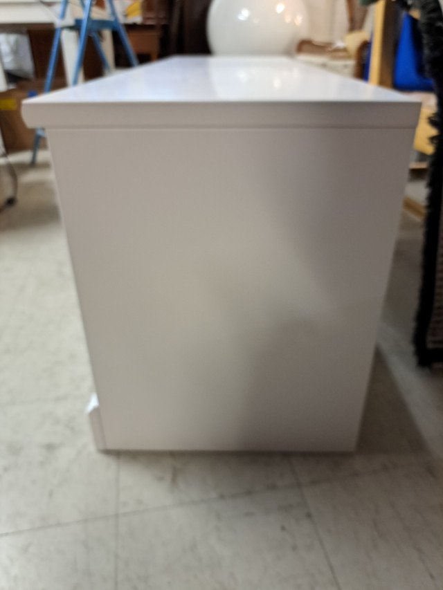 Askon matala kaappi nosto-ovilla