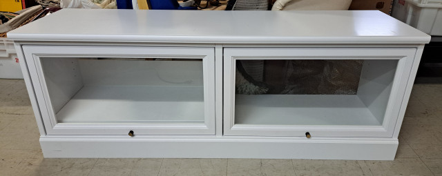 Askon matala kaappi nosto-ovilla