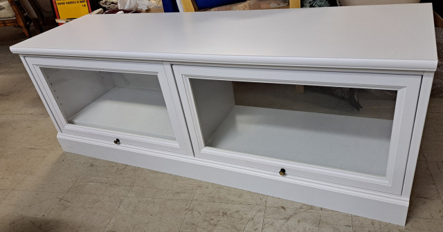 Askon matala kaappi nosto-ovilla